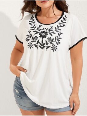 BloomChic White Short Sleeve Tee w/Black Floral Embroidery size L (12)